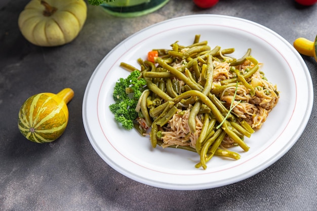 spaghetti di riso, fagiolini, verdura, spuntino asiatico pasto sano cibo sul tavolo copia spazio cibo