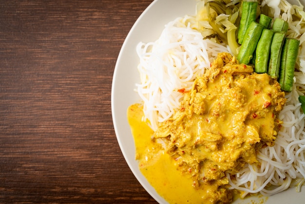 Spaghetti di riso tailandesi con curry di granchio e verdure di varietà