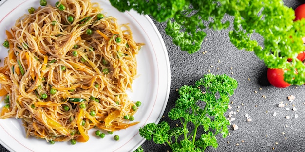 spaghetti di riso vegetale piatto asiatico fresco pasto funchose cibo spuntino sul tavolo copia spazio cibo