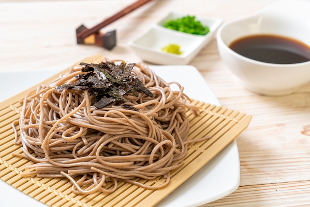 spaghetti di soba freddi di grano saraceno o ramen zaru - stile di cibo giapponese