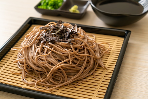 spaghetti di soba freddi di grano saraceno o ramen zaru - stile di cibo giapponese