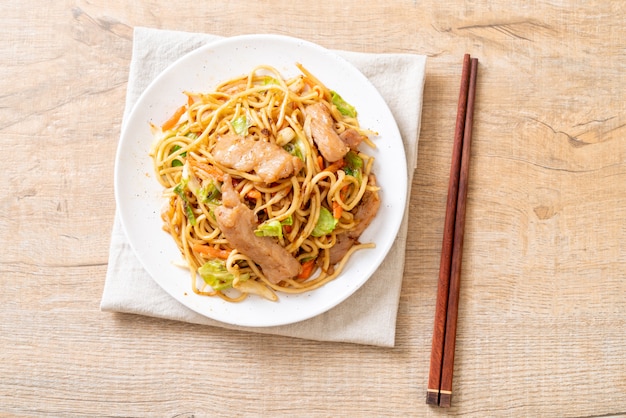 spaghetti di yakisoba saltati in padella con carne di maiale