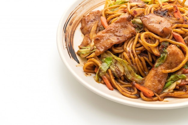 spaghetti di yakisoba saltati in padella con carne di maiale