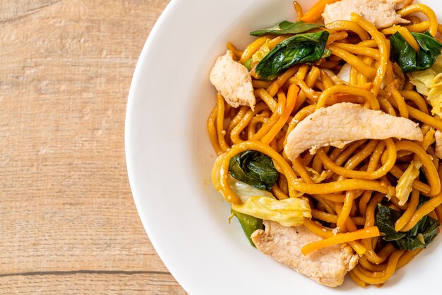 spaghetti di yakisoba saltati in padella con pollo