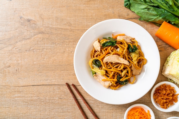 spaghetti di yakisoba saltati in padella con pollo