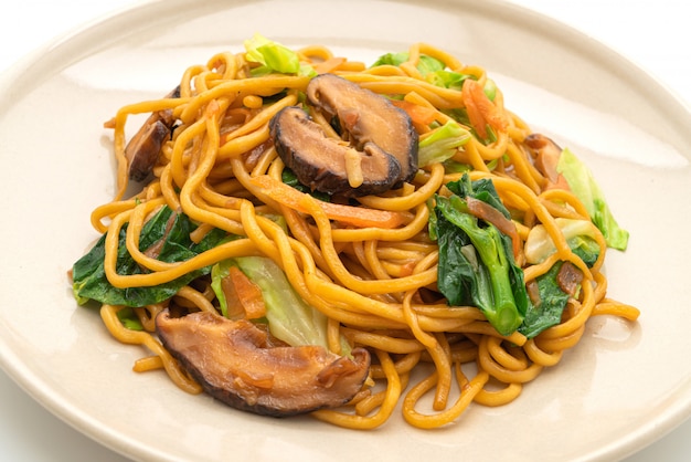 spaghetti di yakisoba saltati in padella con verdure. cibo vegano e vegetariano