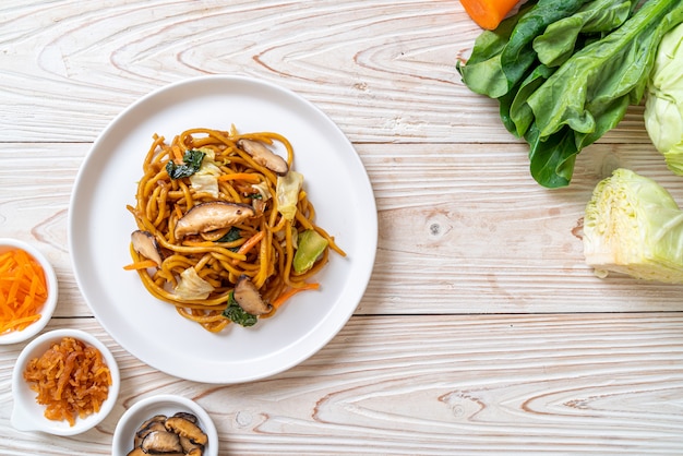 spaghetti di yakisoba saltati in padella con verdure in stile asiatico - cibo vegano e vegetariano