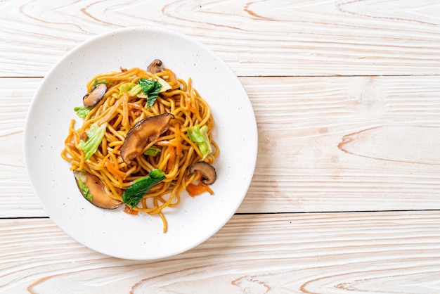 spaghetti di yakisoba saltati in padella con verdure in stile asiatico. cibo vegano e vegetariano