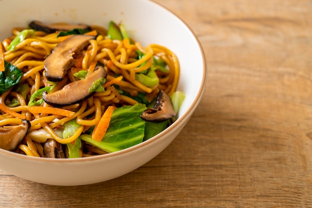 spaghetti di yakisoba saltati in padella con verdure in stile asiatico - cibo vegano e vegetariano