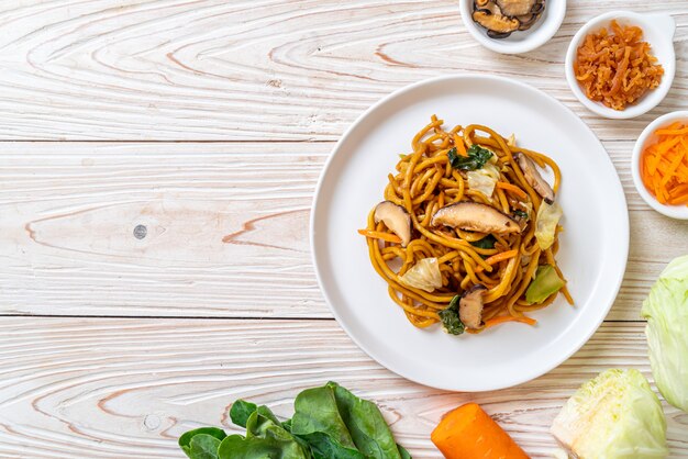 spaghetti di yakisoba saltati in padella con verdure in stile asiatico - cibo vegano e vegetariano