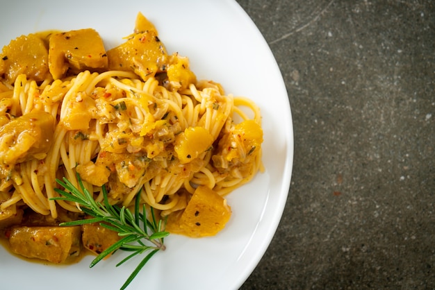 spaghetti di zucca pasta alfredo sugo - stile vegano e vegetariano