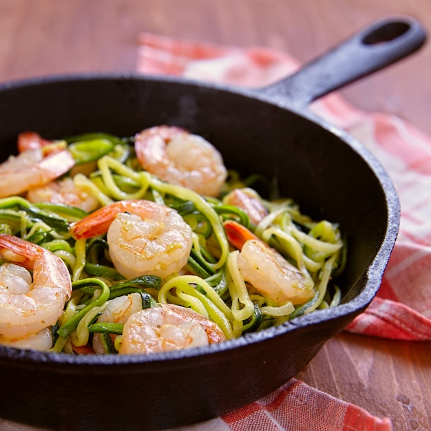 Spaghetti di zucchine con gamberi