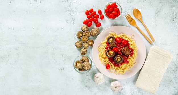 Spaghetti e Funghi ShiitakePasta con Pomodorini