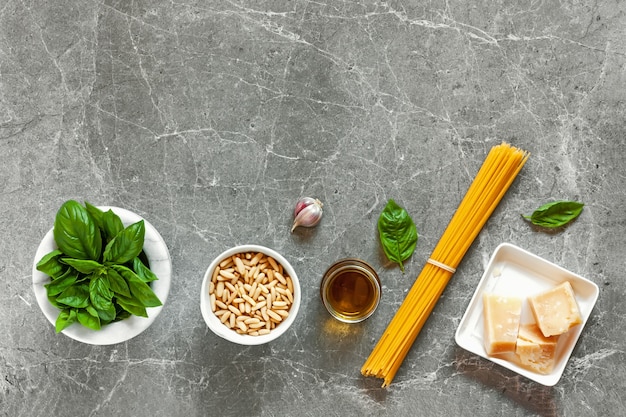 Spaghetti e ingredienti in ciotole