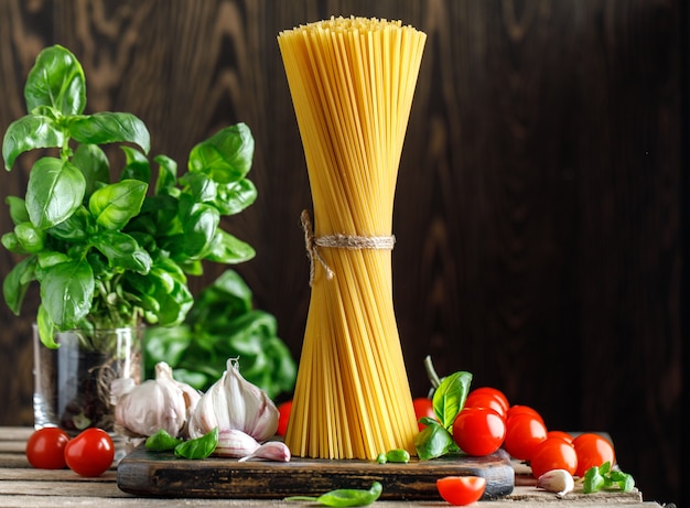 spaghetti e ingredienti per cucinare