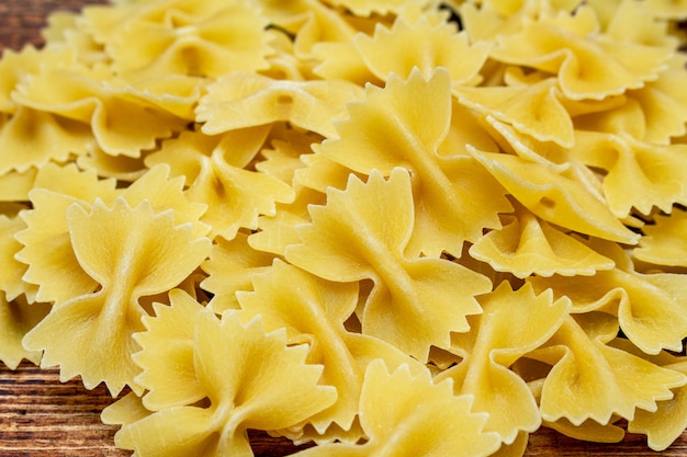 Spaghetti, farfalle, maccheroni, pasta sulla fine di legno su