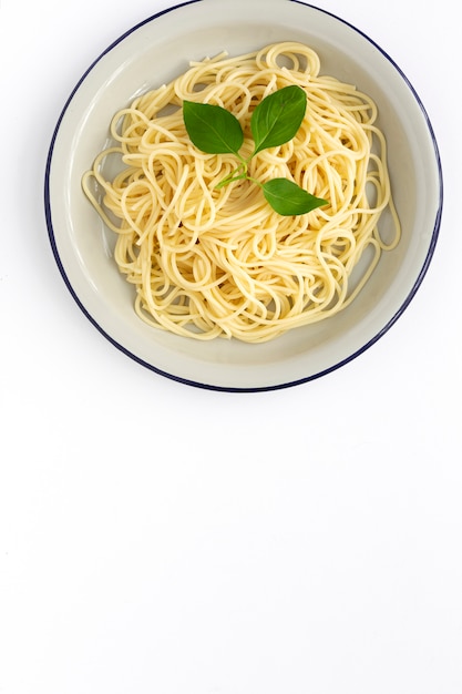 Spaghetti fatti in casa con salsa di pomodoro e basilico