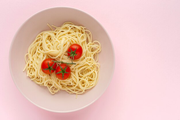 Spaghetti fatti in casa con salsa di pomodoro e basilico