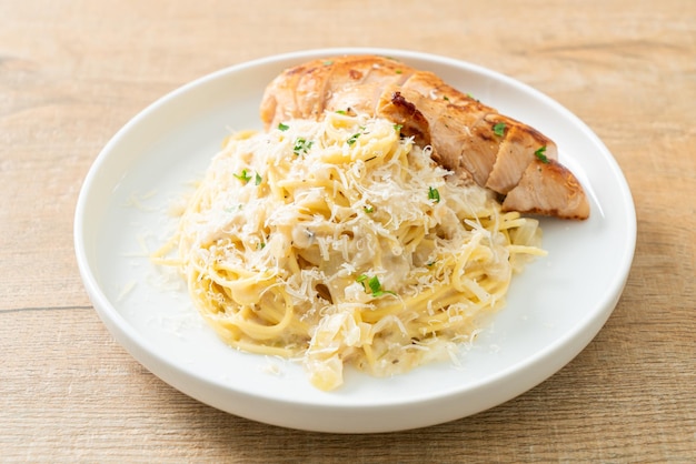 Spaghetti fatti in casa in salsa bianca cremosa con pollo alla griglia