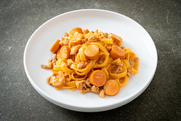 spaghetti fatti in casa salsiccia e carne di maiale macinata