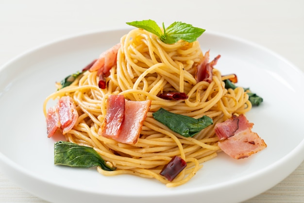 Spaghetti Fatti In Casa Saltati In Padella Con Peperoncino Secco E Pancetta