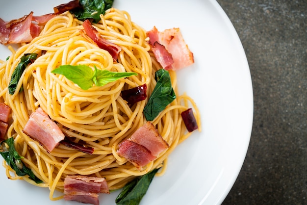 Spaghetti Fatti In Casa Saltati In Padella Con Peperoncino Secco E Pancetta