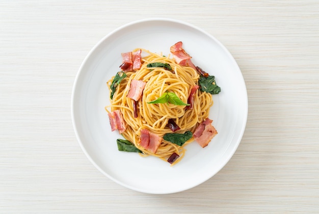 Spaghetti Fatti In Casa Saltati In Padella Con Peperoncino Secco E Pancetta