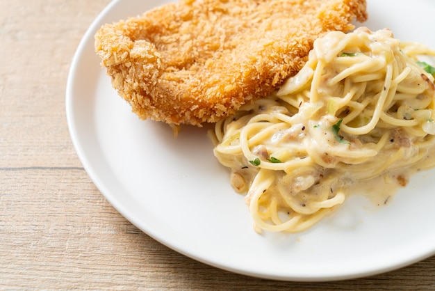 Spaghetti fatti in casa su crema bianca con frittura di pesce