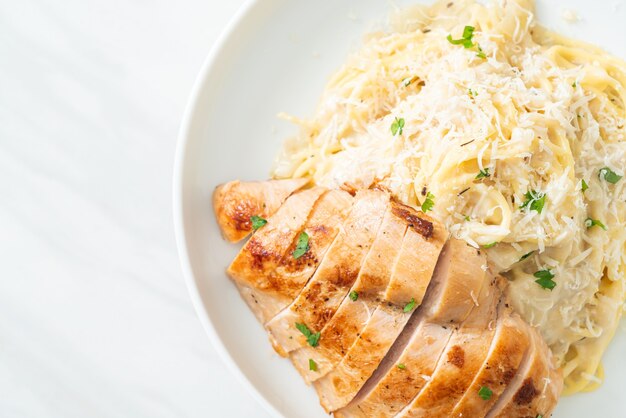 spaghetti fatti in casa sugo bianco cremoso con pollo alla griglia