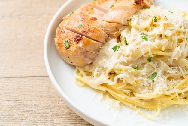 spaghetti fatti in casa sugo bianco cremoso con pollo alla griglia