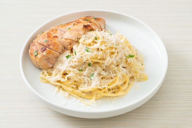 spaghetti fatti in casa sugo bianco cremoso con pollo alla griglia