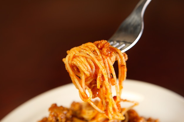 spaghetti freschi serviti su un piatto bianco