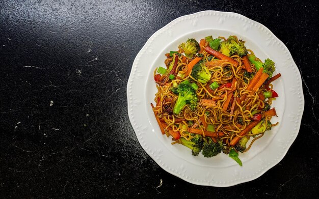 Spaghetti fritti asiatici con verdure