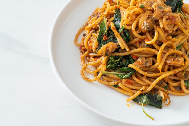 Spaghetti fritti mescolati con vongole e pasta di peperoncino