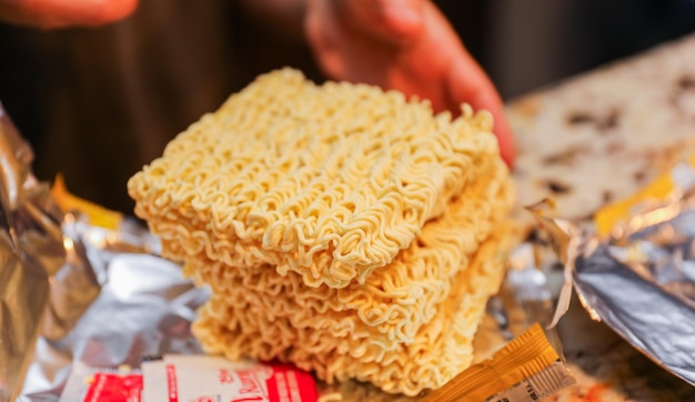 spaghetti instant ramen colorati a vapore in una ciotola che rappresentano cibo confortevole e veloce