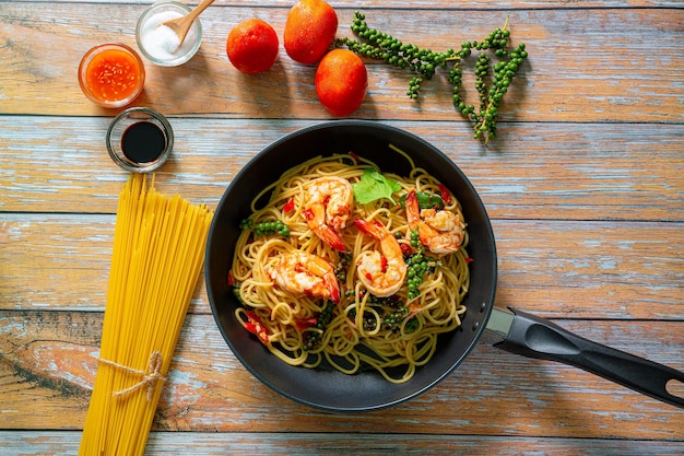 Spaghetti integrali con gamberi e broccoli vista dall'alto spazio copia