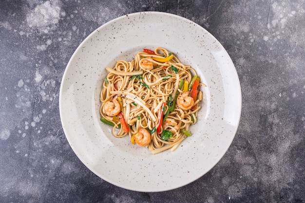 Spaghetti integrali sani con gamberi e verdure, la pasta è un piatto tradizionale italiano.