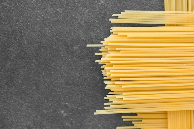 Spaghetti isolati su oscurità dall'alto
