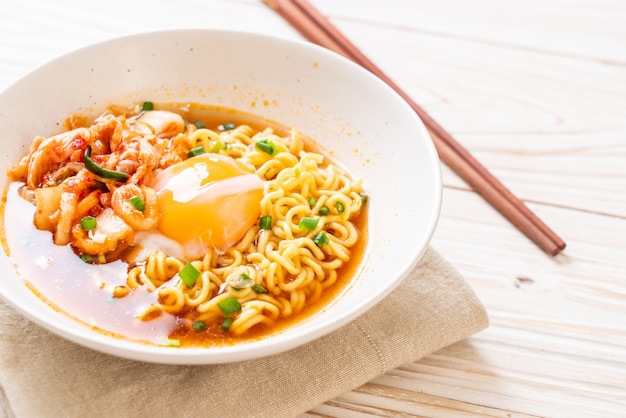 Spaghetti istantanei coreani con kimchi e uovo