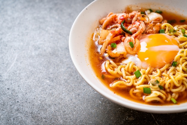 Spaghetti istantanei coreani con kimchi e uovo