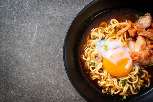 Spaghetti istantanei coreani con kimchi e uovo