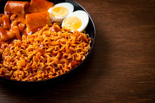 Spaghetti istantanei coreani con torta di riso coreana e torta di pesce e uovo sodo - Rabokki - Stile alimentare coreano