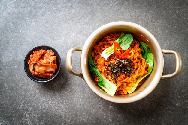 spaghetti istantanei coreani con verdure e kimchi