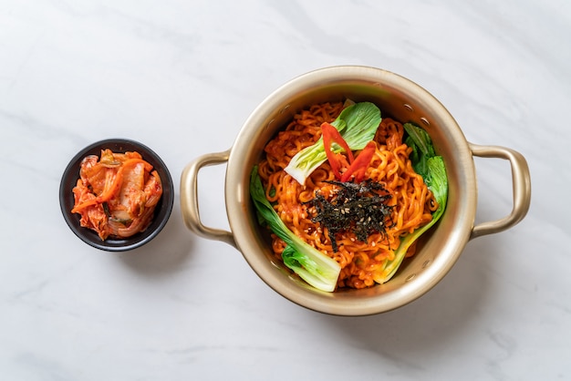 spaghetti istantanei coreani con verdure e kimchi