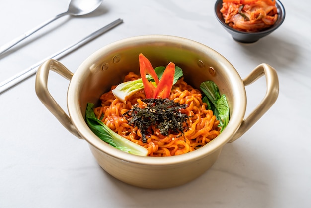 spaghetti istantanei coreani con verdure e kimchi