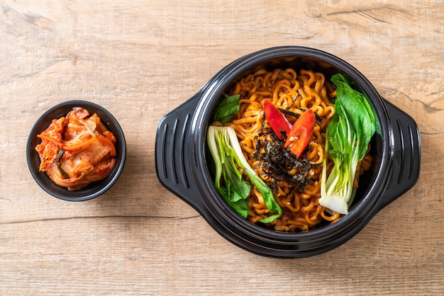 spaghetti istantanei coreani con verdure e kimchi