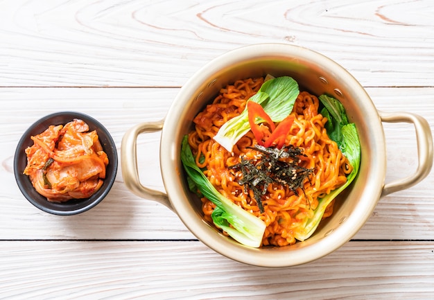 spaghetti istantanei coreani con verdure e kimchi