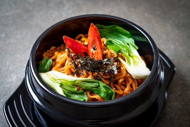 spaghetti istantanei coreani con verdure e kimchi