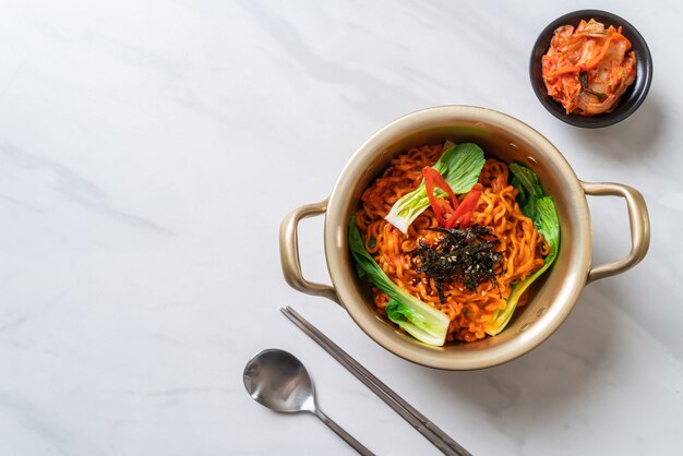 spaghetti istantanei coreani con verdure e kimchi