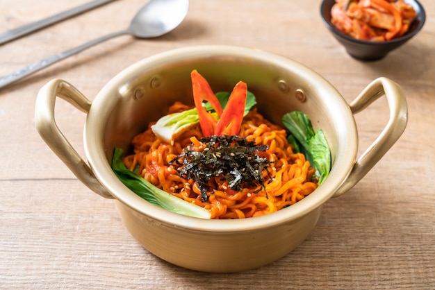 spaghetti istantanei coreani con verdure e kimchi